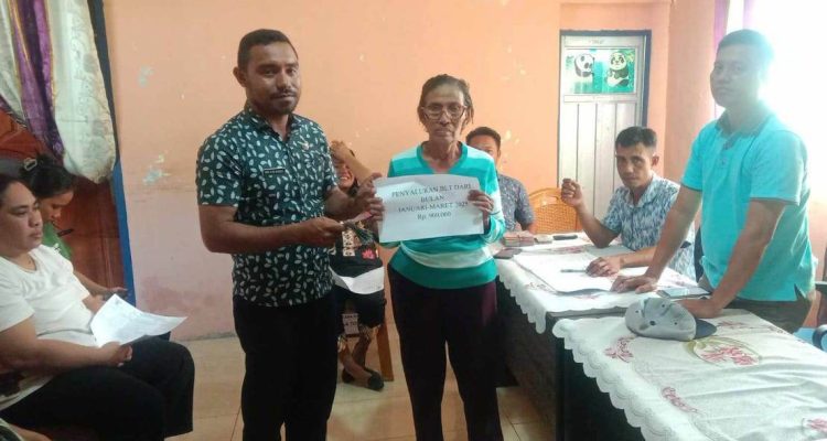 Penyaluran BLT Dana Desa di Dodap Mikasa oleh Pj. Sangadi Andi Ayub Mangoli kepada 25 KPM