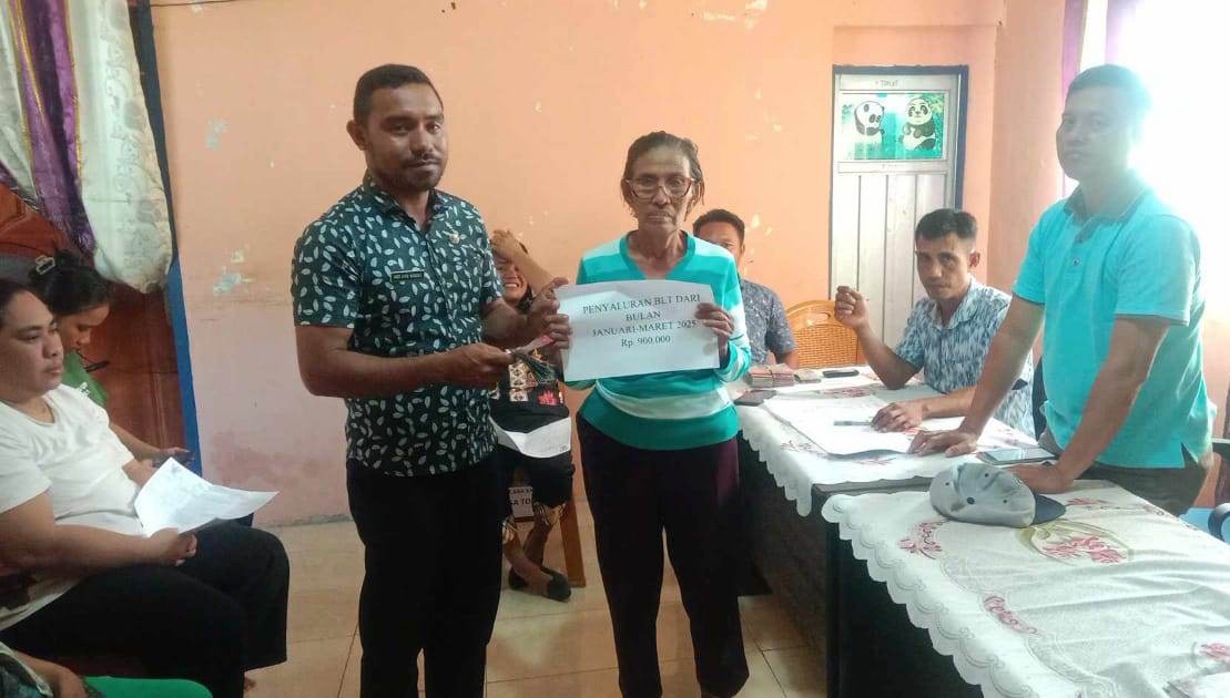 Penyaluran BLT Dana Desa di Dodap Mikasa oleh Pj. Sangadi Andi Ayub Mangoli kepada 25 KPM