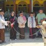 Ketua Fraksi PDIP Zandra Astuti Mondo menyerahkan sapi kurban kepada pengurus Masjid Baiturrahman, Desa Inomunga, disaksikan Ketua DPC PDIP Bolmut Drs. Hi. Amin Lasena, MAP.