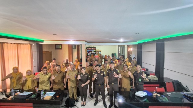 Peserta dan narasumber Penerangan Hukum dari Kejari Bolmut dan Dinas Pendidikan serta Kebudayaan Kabupaten Bolmut berpose bersama di Aula Dinas Pendidikan dan Kebudayaan, Selasa (27/5/2025).