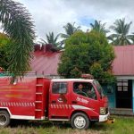 Petugas Damkar dan warga memadamkan api di laboratorium SMPN 2 Tutuyan