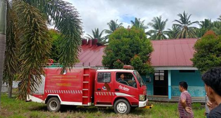 Petugas Damkar dan warga memadamkan api di laboratorium SMPN 2 Tutuyan