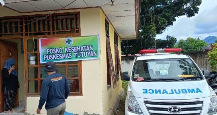 Petugas medis Dinkes Boltim memberikan pelayanan kesehatan di posko Desa Togid pasca banjir.