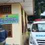 Petugas medis Dinkes Boltim memberikan pelayanan kesehatan di posko Desa Togid pasca banjir.