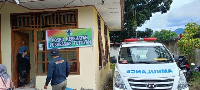 Petugas medis Dinkes Boltim memberikan pelayanan kesehatan di posko Desa Togid pasca banjir.