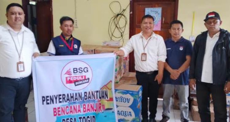 Pimpinan dan karyawan PT. Bank SulutGo Cabang Tutuyan menyerahkan bantuan kemanusiaan bagi korban banjir di Desa Togid, Rabu (30/04/2025).