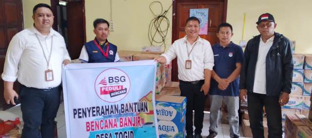 Pimpinan dan karyawan PT. Bank SulutGo Cabang Tutuyan menyerahkan bantuan kemanusiaan bagi korban banjir di Desa Togid, Rabu (30/04/2025).