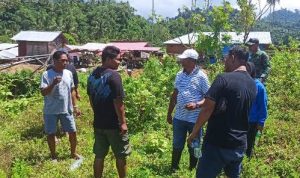 Rahman Salehe (memakai kaos hitam sebelah kanan) bersama Bupati Boltim Boltim Oskar Manoppo dan warga setempat