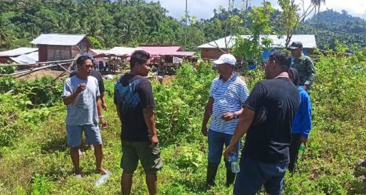 Rahman Salehe (memakai kaos hitam sebelah kanan) bersama Bupati Boltim Boltim Oskar Manoppo dan warga setempat