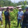 Rahman Salehe (memakai kaos hitam sebelah kanan) bersama Bupati Boltim Boltim Oskar Manoppo dan warga setempat