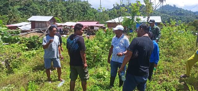 Rahman Salehe (memakai kaos hitam sebelah kanan) bersama Bupati Boltim Boltim Oskar Manoppo dan warga setempat