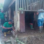 Sangadi bersama Perangkat Desa Dodap Mikasa saat membantu membersihkan rumah warga terdampak banjir desa Togid, Jumat2525.