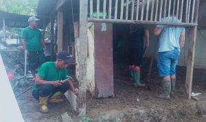 Sangadi bersama Perangkat Desa Dodap Mikasa saat membantu membersihkan rumah warga terdampak banjir desa Togid, Jumat2525.