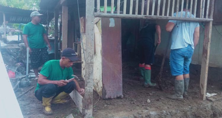 Sangadi bersama Perangkat Desa Dodap Mikasa saat membantu membersihkan rumah warga terdampak banjir desa Togid, Jumat2525.