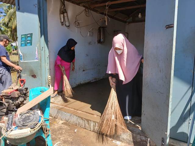 Kebersamaan aparat desa dan warga dalam bakti sosial sebagai bentuk kepedulian terhadap korban banjir di Togid.
