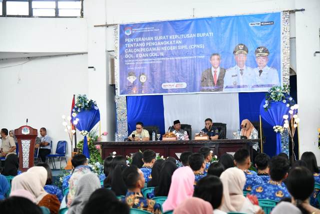 Suasana Aula Kantor Bupati Bolaang Mongondow Timur saat berlangsungnya kegiatan penyerahan SK CPNS Golongan II dan III oleh Bupati Oskar Manoppo.