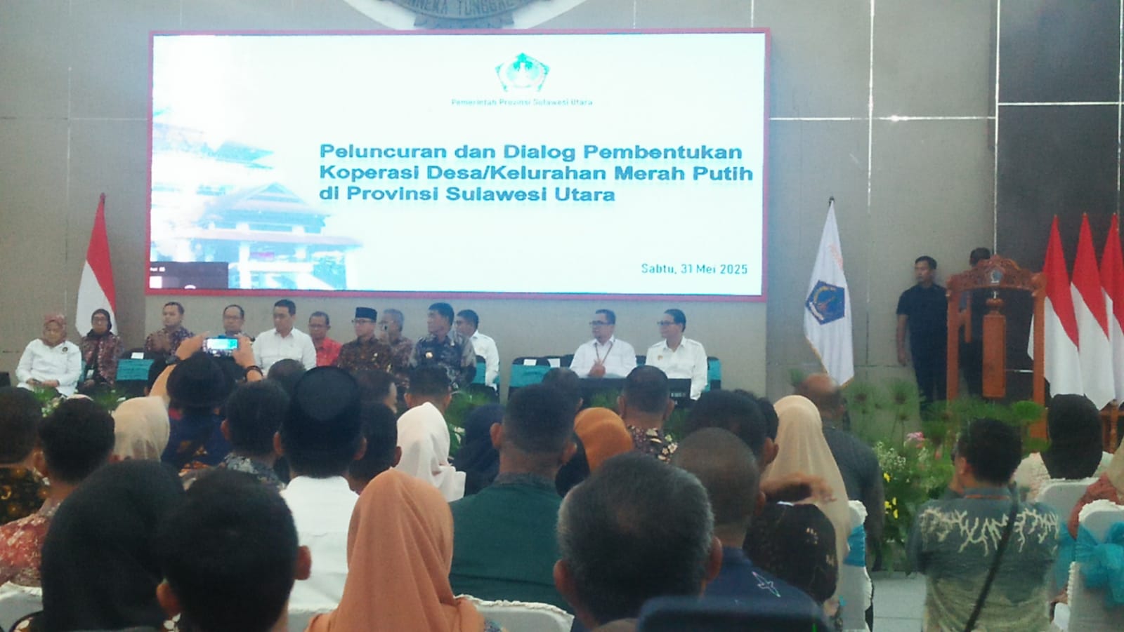 Suasana Rapat Koordinasi Percepatan Pembentukan Koperasi Desa Merah Putih yang dihadiri ratusan kepala desa dan pejabat dari berbagai daerah se-Sulawesi Utara di Manado.