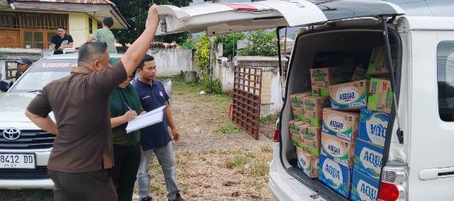 Tim BSG Peduli saat mempersiapkan bantuan logistik berupa air mineral dan bahan kebutuhan dasar lainnya untuk disalurkan ke posko bencana.