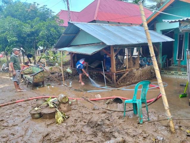 Tim Gold Hunter saat membersihkan rumah warga dari lumpur dan sampah sisa banjir