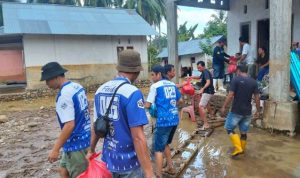 Tim Gold Hunter saat menyalurkan bantuan sembako
