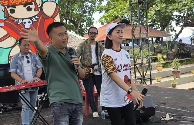 Wakil Bupati Boltim Argo V. Sumaiku bersama peserta dalam kegiatan Likupang Funwalk 2025 di Minahasa Utara.