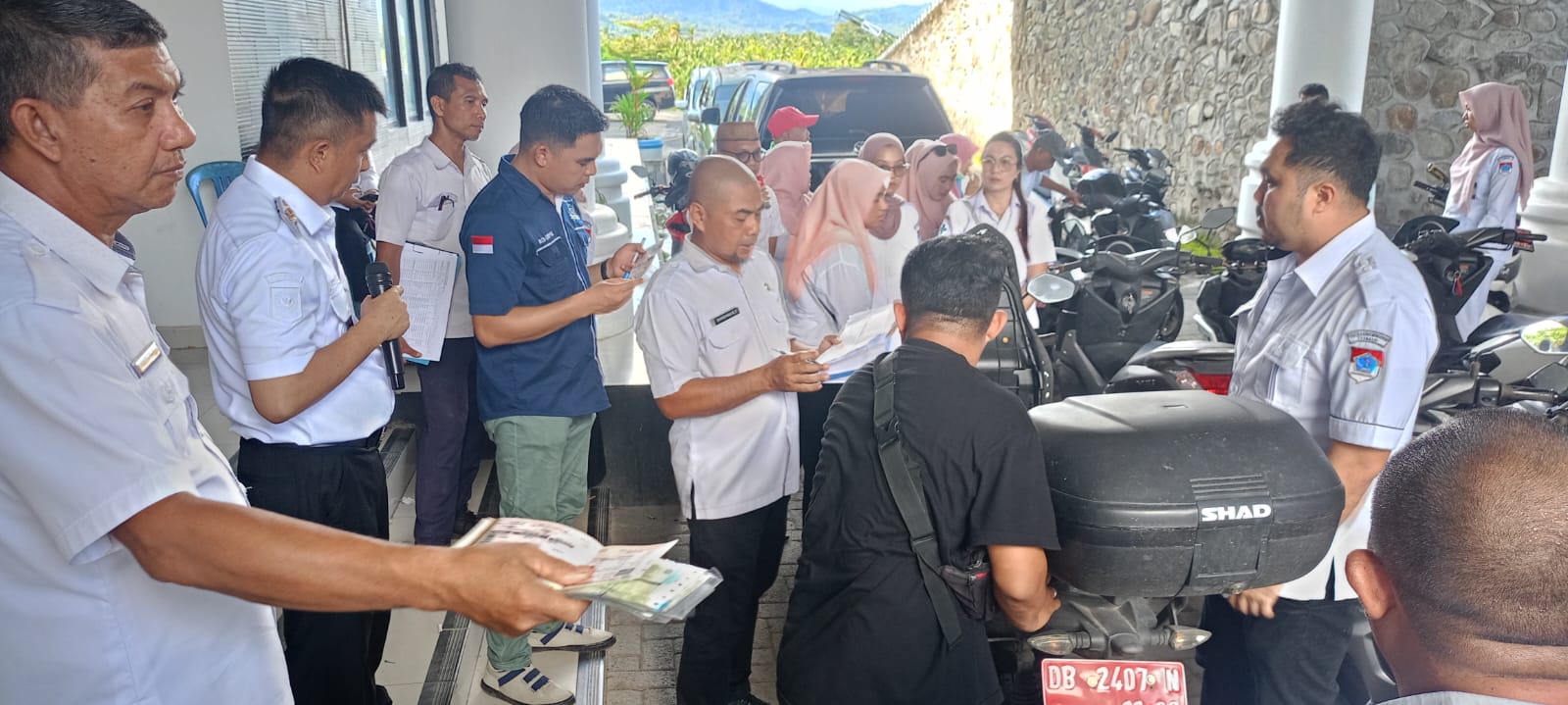 Wakil Bupati Argo Sumaiku memeriksa langsung kendaraan dinas di halaman Kantor Bupati Boltim