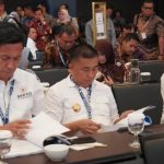 Wakil Bupati Bolaang Mongondow Timur (Boltim) Argo V. Sumaiku duduk di barisan bersama kepala daerah lain saat mengikuti Munas APKASI ke-6 di Minahasa Utara, Senin (28/4/2025). Ia mengenakan pakaian dinas putih lengkap dengan tanda pengenal resmi. Di sampingnya, Bupati Bolaang Mongondow Selatan (Bolsel) Iskandar Kamaru ikut hadir.