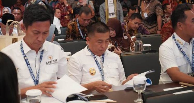 Wakil Bupati Bolaang Mongondow Timur (Boltim) Argo V. Sumaiku duduk di barisan bersama kepala daerah lain saat mengikuti Munas APKASI ke-6 di Minahasa Utara, Senin (28/4/2025). Ia mengenakan pakaian dinas putih lengkap dengan tanda pengenal resmi. Di sampingnya, Bupati Bolaang Mongondow Selatan (Bolsel) Iskandar Kamaru ikut hadir.