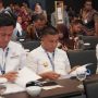 Wakil Bupati Bolaang Mongondow Timur (Boltim) Argo V. Sumaiku duduk di barisan bersama kepala daerah lain saat mengikuti Munas APKASI ke-6 di Minahasa Utara, Senin (28/4/2025). Ia mengenakan pakaian dinas putih lengkap dengan tanda pengenal resmi. Di sampingnya, Bupati Bolaang Mongondow Selatan (Bolsel) Iskandar Kamaru ikut hadir.