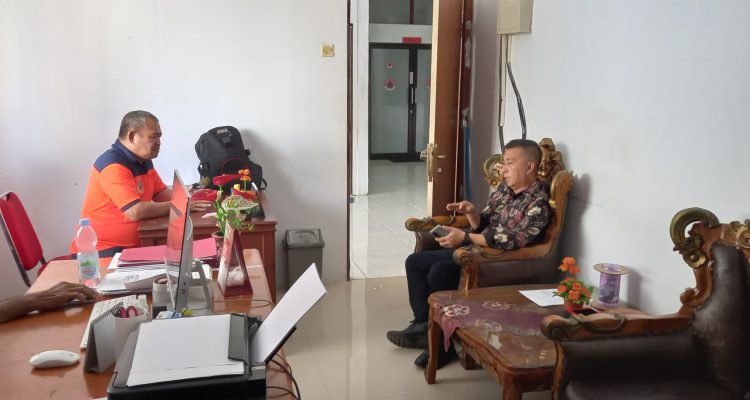 Wakil Bupati Boltim Argo Vinsensius Sumaiku saat bertemu Kepala Bidang BPBD Sulut di Manado