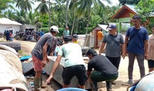 Wartawan BINADOW membantu warga membersihkan rumah pasca banjir di Desa Togid