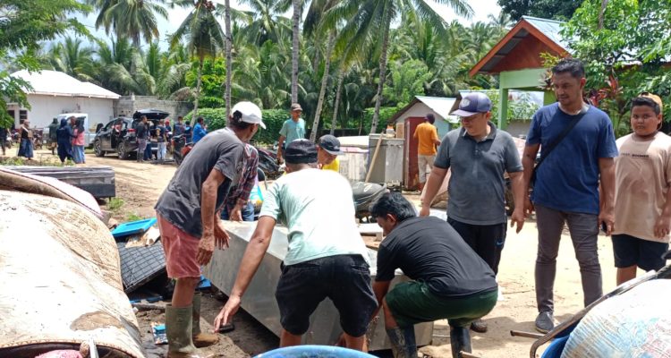 Wartawan BINADOW membantu warga membersihkan rumah pasca banjir di Desa Togid