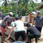 Wartawan BINADOW membantu warga membersihkan rumah pasca banjir di Desa Togid