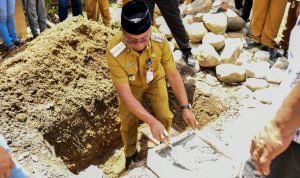 Bupati Oskar Manoppo bersama Ny. Rosita Pobela meletakkan batu pertama pembangunan Rumah Tahfidz Nurhayati di Desa Tombolikat.