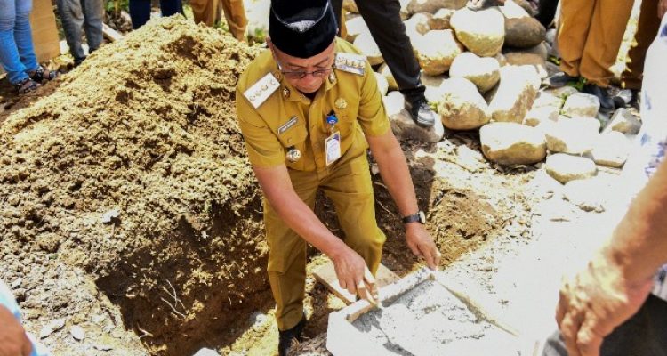Bupati Oskar Manoppo bersama Ny. Rosita Pobela meletakkan batu pertama pembangunan Rumah Tahfidz Nurhayati di Desa Tombolikat.