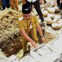 Bupati Oskar Manoppo bersama Ny. Rosita Pobela meletakkan batu pertama pembangunan Rumah Tahfidz Nurhayati di Desa Tombolikat.