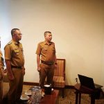 Bupati Oskar Manoppo dan jajaran mengikuti sosialisasi daring pengawasan perizinan dari ruang kerja Pemkab Boltim.