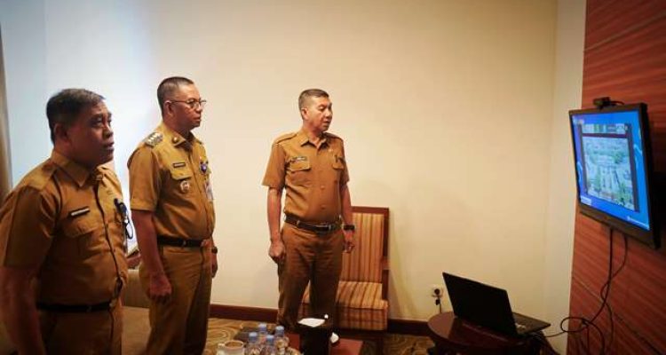 Bupati Oskar Manoppo dan jajaran mengikuti sosialisasi daring pengawasan perizinan dari ruang kerja Pemkab Boltim.
