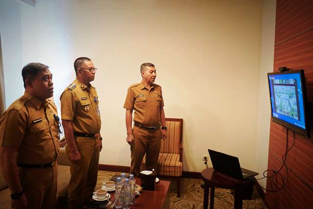 Bupati Oskar Manoppo dan jajaran mengikuti sosialisasi daring pengawasan perizinan dari ruang kerja Pemkab Boltim.