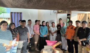 Ketua PKK Boltim Rosita Manoppo menyerahkan bantuan kepada korban kebakaran di Dodap Mikasa