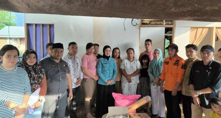 Ketua PKK Boltim Rosita Manoppo menyerahkan bantuan kepada korban kebakaran di Dodap Mikasa