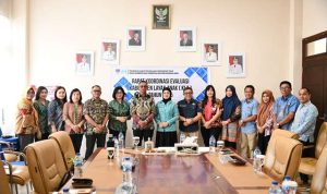 Bupati Oskar Manoppo dan Ketua PKK Boltim saat Rapat Evaluasi Kabupaten Layak Anak di Kantor Bupati