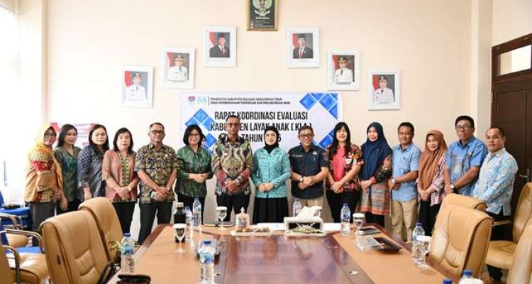 Bupati Oskar Manoppo dan Ketua PKK Boltim saat Rapat Evaluasi Kabupaten Layak Anak di Kantor Bupati