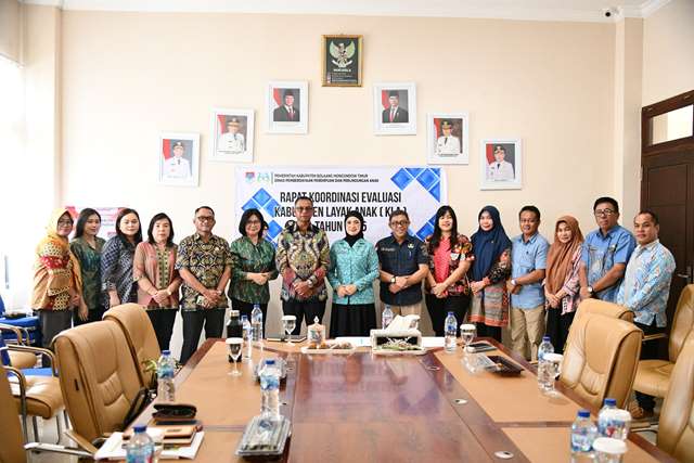 Bupati Oskar Manoppo dan Ketua PKK Boltim saat Rapat Evaluasi Kabupaten Layak Anak di Kantor Bupati