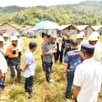 Bupati Oskar Manoppo saat meninjau lokasi relokasi warga Panang bersama Ketua DPRD dan PT ASA