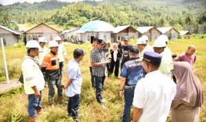 Bupati Oskar Manoppo saat meninjau lokasi relokasi warga Panang bersama Ketua DPRD dan PT ASA