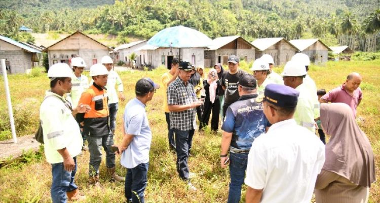 Bupati Oskar Manoppo saat meninjau lokasi relokasi warga Panang bersama Ketua DPRD dan PT ASA