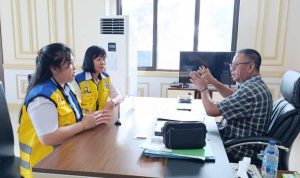 Bupati Bolaang Mongondow Timur, Oskar Manoppo, menerima secara simbolis bantuan satu unit mobil tangki dari Balai Prasarana Permukiman Wilayah Sulawesi Utara, di halaman Kantor Bupati Boltim, Jumat (9/5/2025). Bantuan ini ditujukan untuk mendukung penyediaan air bersih pascabanjir di Desa Togid.
