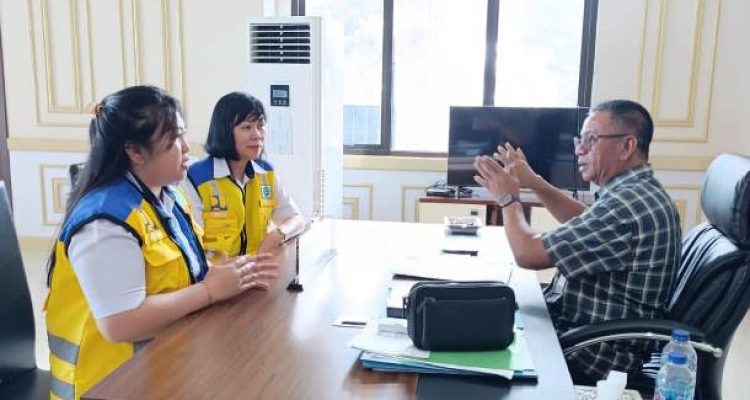 Bupati Bolaang Mongondow Timur, Oskar Manoppo, menerima secara simbolis bantuan satu unit mobil tangki dari Balai Prasarana Permukiman Wilayah Sulawesi Utara, di halaman Kantor Bupati Boltim, Jumat (9/5/2025). Bantuan ini ditujukan untuk mendukung penyediaan air bersih pascabanjir di Desa Togid.