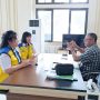 Bupati Bolaang Mongondow Timur, Oskar Manoppo, menerima secara simbolis bantuan satu unit mobil tangki dari Balai Prasarana Permukiman Wilayah Sulawesi Utara, di halaman Kantor Bupati Boltim, Jumat (9/5/2025). Bantuan ini ditujukan untuk mendukung penyediaan air bersih pascabanjir di Desa Togid.